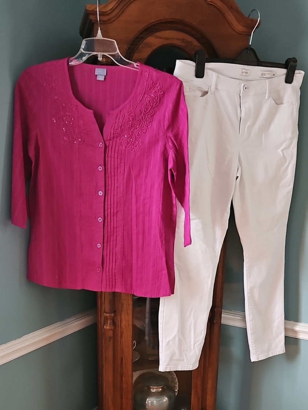 Laura Scott Fushia Top & White Slim Ankle Pants